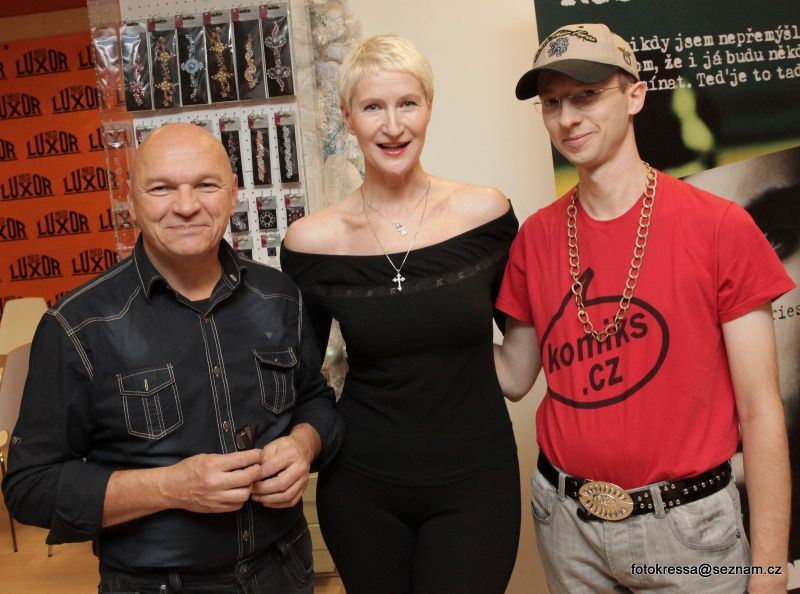Sylva Lauerová s kreslířem Jiřím Cardou a šéfredaktorem komiks.cz Janem Holečkem. Foto: František Kressa
