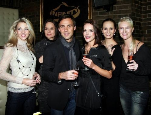 křest CD Romana Vojtka: Sabina Laurinová, Jitka Čvančarová, Roman Vojtek, Andrea Kerestešová, Monika Absolonová, Sylva Lauerová (foto: Klára Smílková)