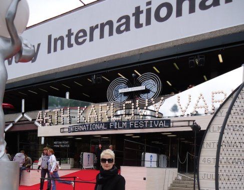 Sylva Lauerová před Hotelem Thermal