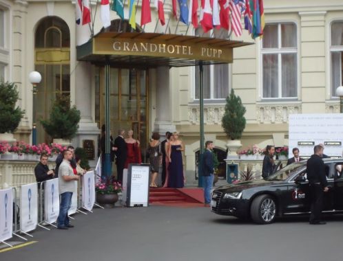 Odjezd Sylvy Lauerové z Grandhotelu Pupp na zahajovací ceremoniál do Hotelu Thermal