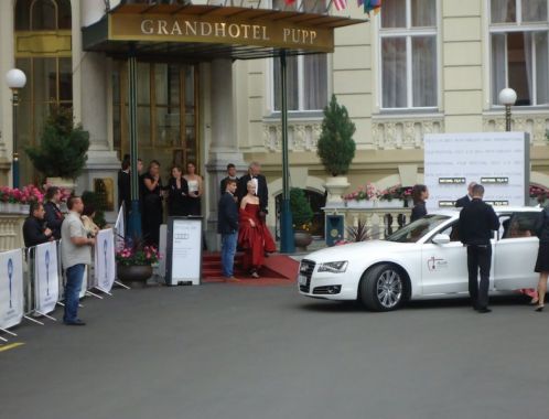 Odjezd Sylvy Lauerové z Grandhotelu Pupp na zahajovací ceremoniál do Hotelu Thermal