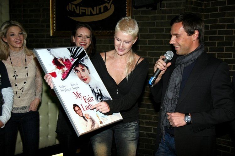 Sylva Lauerová se svým vtipným dárkem pro Romana Vojtka (foto: Klára Smílková)