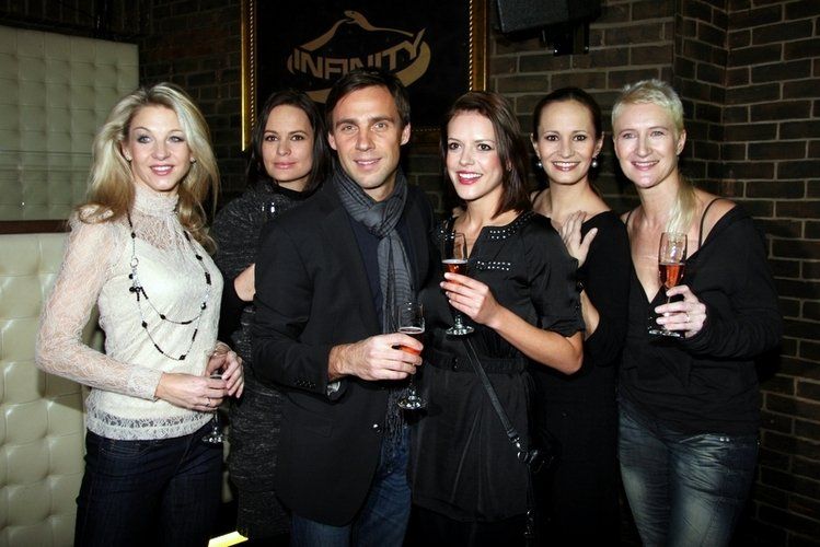 křest CD Romana Vojtka: Sabina Laurinová, Jitka Čvančarová, Roman Vojtek, Andrea Kerestešová, Monika Absolonová, Sylva Lauerová (foto: Klára Smílková)