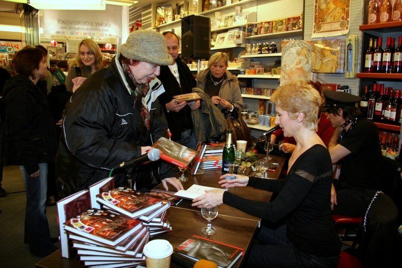 The Slave - book signing event, Brno (photo: Klara Smilkova)
