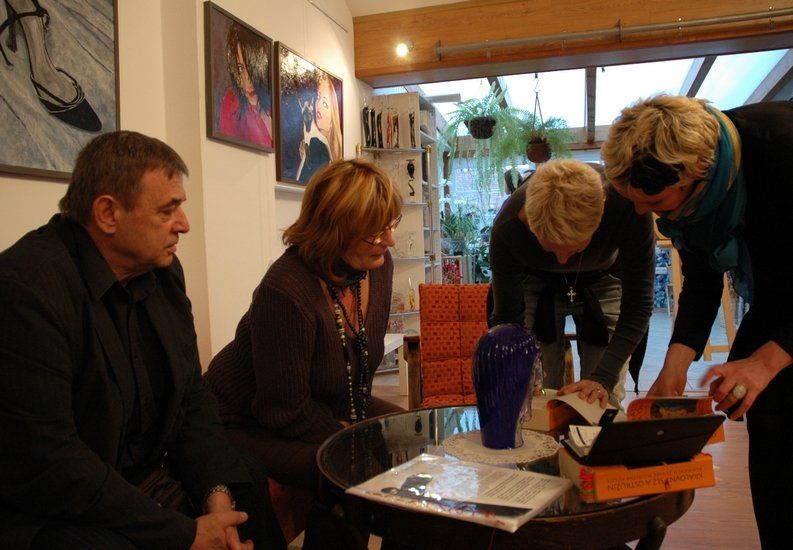 Galerie Aviatik, Prštice - Královny slz a ostružin - Sylva Lauerová ochotně všem zájemcům podepsala výtisky Královen slz a ostružin... Poezie zaujala :-)