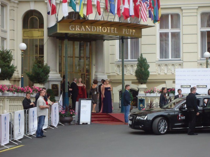 Odjezd Sylvy Lauerové z Grandhotelu Pupp na zahajovací ceremoniál do Hotelu Thermal