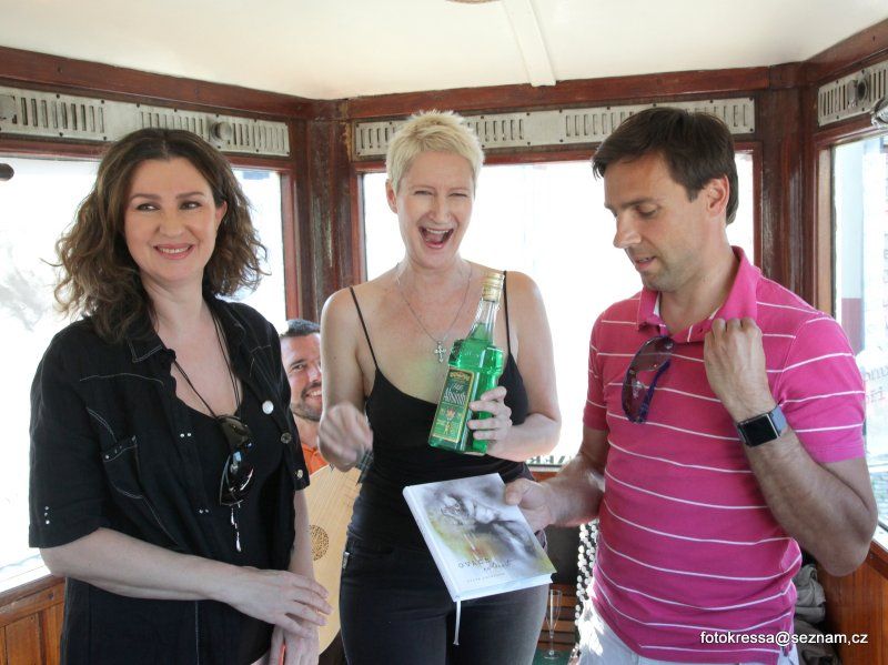 Sylva Lauerová extravagantně pokřtila básnickou sbírku Ovace nevlídnosti