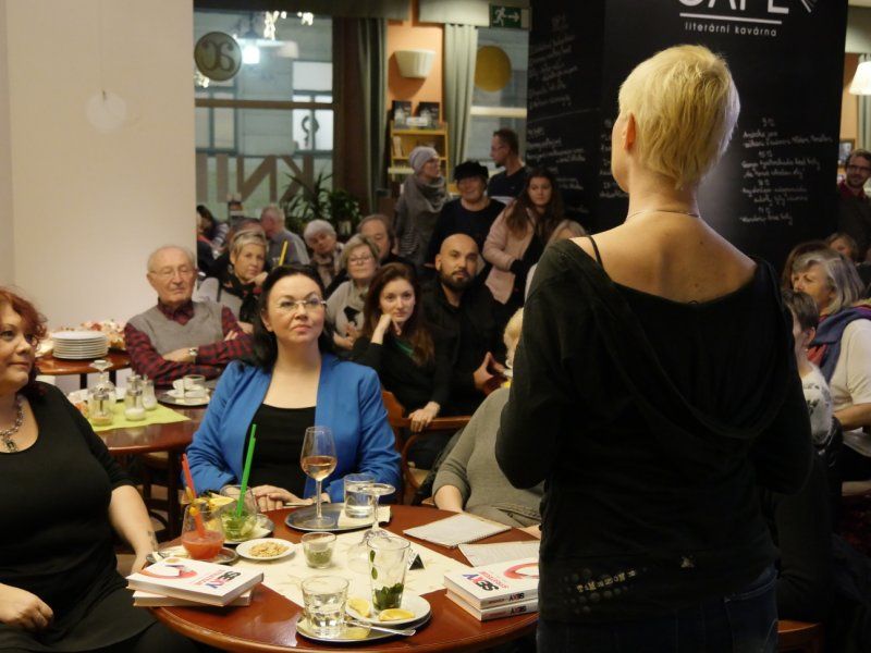 Sylva Lauerová v Literární kavárně