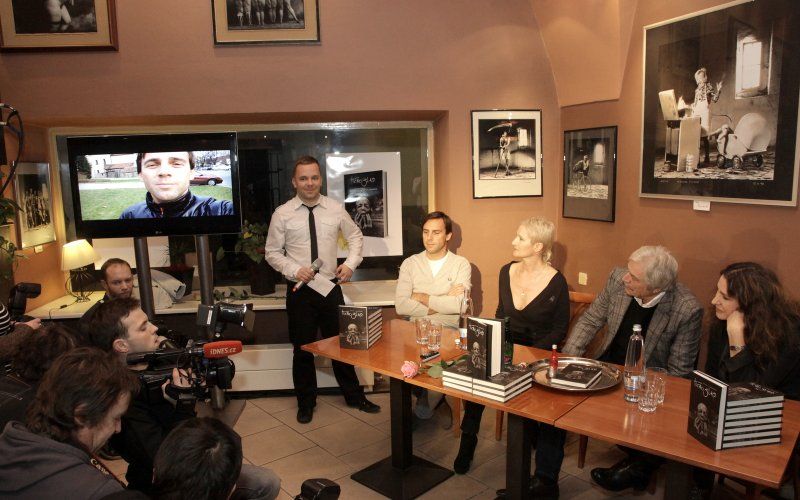 Foto z oficiálního křtu knihy Tichošlap, Praha